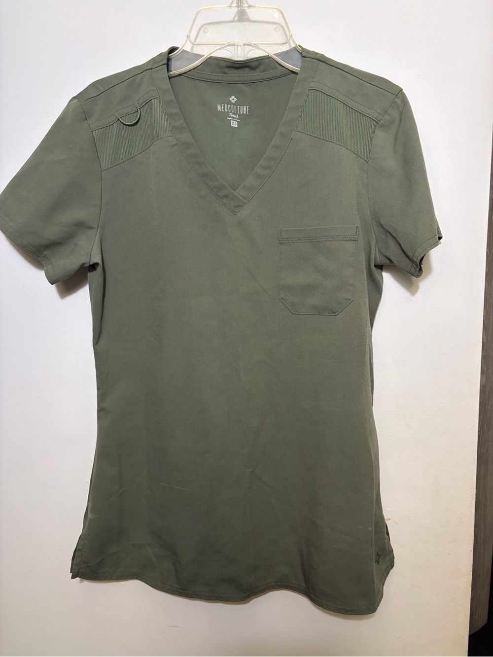 Med Couture Touch Women's Scrub Tops V-Neck Tuck-in
Top with 1 Pocket
Slim olive